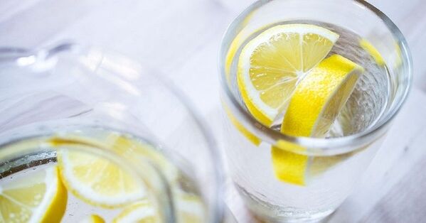 L'aggiunta di succo di limone all'acqua rende più facile seguire una dieta a base di acqua. 