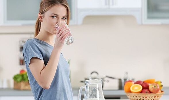 Una ragazza vuole perdere peso con una dieta a base di acqua