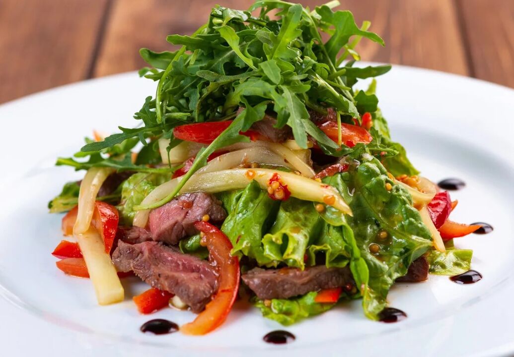 Insalata di insalata e verdura del vitello