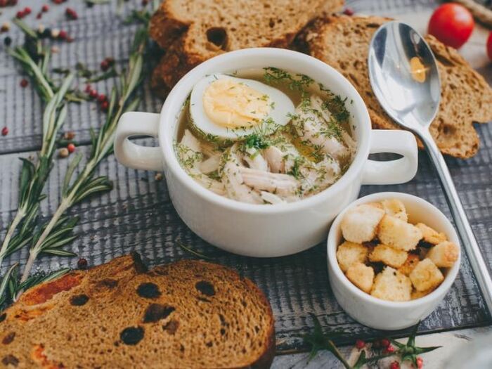 Zuppa di pollo con uova per una dieta proteica