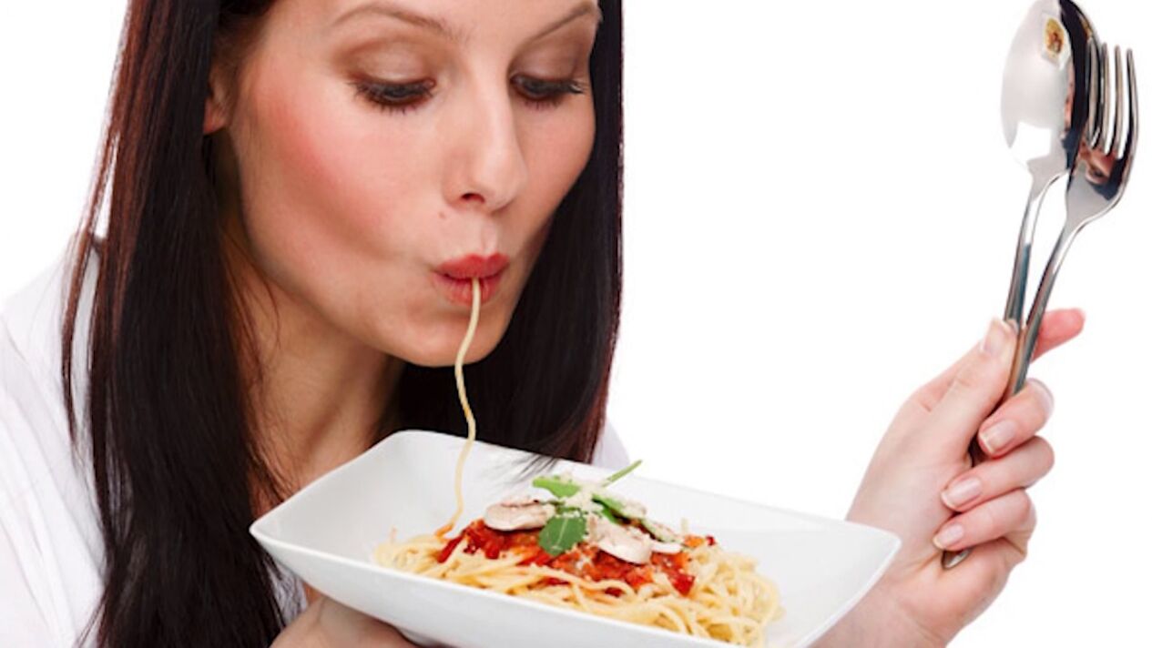La donna mangia gli spaghetti per dimagrire la pancia