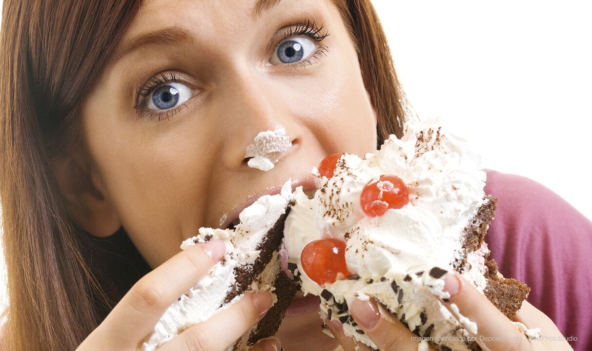 Ragazza che mangia la torta e diventa più brava a perdere peso