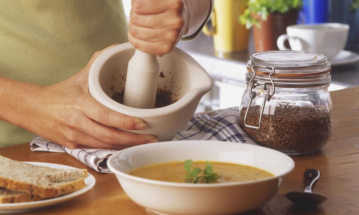 Aggiungere semi di lino alla zuppa per una buona funzione intestinale