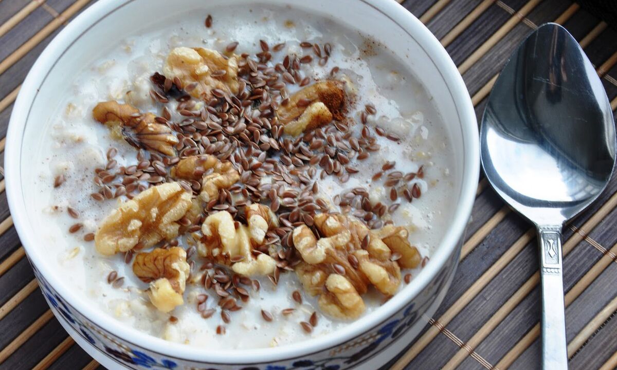 Porridge di semi di lino con latte - una sana colazione nella dieta dimagrante